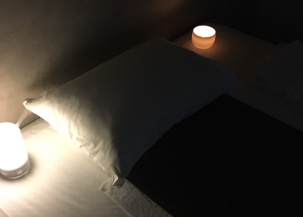 Women-only business trip massage to Naha City is performed in dim lighting.